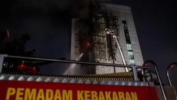 Petugas Damkar Lakukan Pendinginan di Gedung Bapenda DKI Jakarta Pascakebakaran