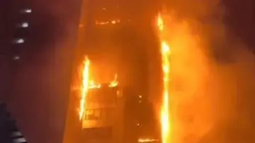 Api Melalap Gedung Bapenda DKI Jakarta Malam Hari