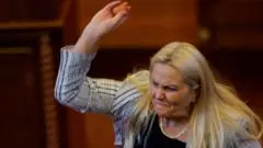 Momen Anggota Parlemen Kosovo Lempari Acting PM dengan Telur