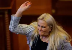Anggota Parlemen Kosovo Lempari Telur saat Debat Pembentukan Pemerintahan