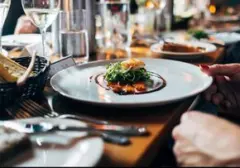 Restoran "The Grotto" di Florida Tawarkan Konsep Makan Steak Tanpa Busana