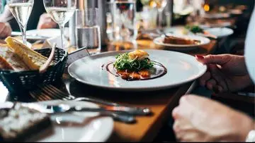 Restoran "The Grotto" di Florida Tawarkan Konsep Makan Steak Tanpa Busana