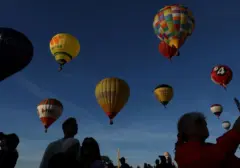 Ribuan Penonton Saksikan Ribuan Balon Hiasi Langit Bristol