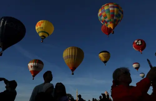 Ribuan Penonton Saksikan Ribuan Balon Hiasi Langit Bristol