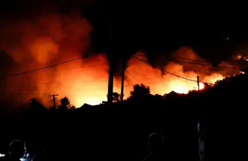 Kebakaran di Kruja, Albania: Asap Tebal Selimuti Kota, Malam Terang Benderang Akibat Api