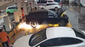 Zeekr 007 Terbakar di Stasiun Pengisian Kendaraan Listrik Umum (SPKLU) Tiongkok, Dugaan Kecelakaan Mengemuka