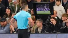 Ketua Wasit UEFA: VAR Harus Tetap Berakar pada Sepak Bola, Bukan Permainan Video