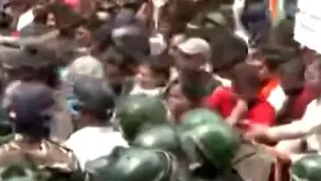 Kecurangan Ujian CPNS India Picu Ribuan Demonstran Bentrok dengan Aparat