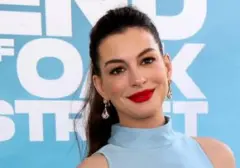 Anne Hathaway Bela Diri atas Tuduhan 'Fake Bump' Kehamilan
