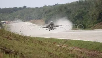 TNI AU Pertimbangkan Jalan Tol Jawa Timur sebagai Landasan Darurat Pesawat