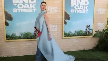 Anne Hathaway Pamerkan Kehamilan di Premier 'The End of Oak Street'