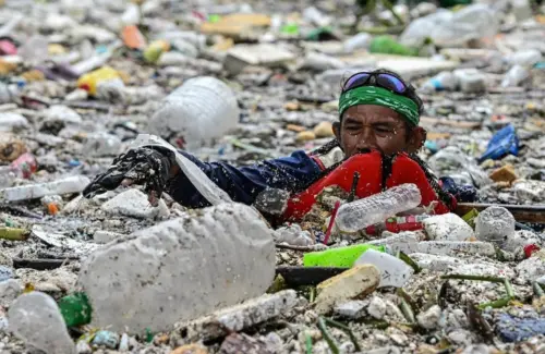 Banjir 'Habagat' Landa Manila, Pantai Dolomit Diterjang Lautan Sampah Plastik