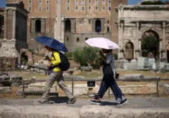 Gelombang Panas 39°C Landa Roma, Wisatawan Tetap Padati Forum Romawi