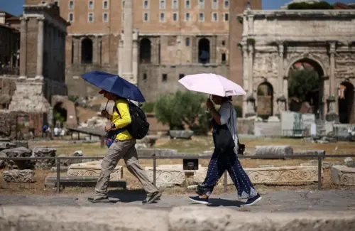 Gelombang Panas 39°C Landa Roma, Wisatawan Tetap Padati Forum Romawi