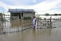 Kisah Heroik Warga Assam Selamat dari Banjir Bandang dengan Rakit Pisang