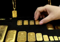 Harga Emas Antam Turun Rp30.000 per Gram Hari Ini