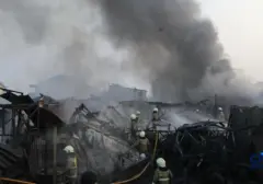 Kebakaran Pabrik Bingkai di Lampiri Timur, Empat Mobil Turut Terbakar