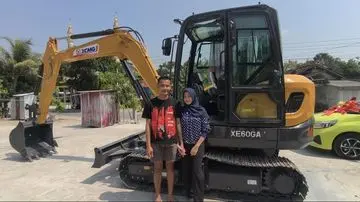 Mahar Tak Lazim: Eskavator Mewah Hiasi Pernikahan di Grobogan
