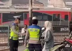 Biker Wanita Ngambek dan Tinggalkan Motor Usai Ditegur Polisi Karena Lawan Arah di Jakarta Timur