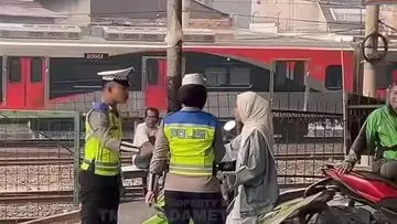 Biker Wanita Ngambek dan Tinggalkan Motor Usai Ditegur Polisi Karena Lawan Arah di Jakarta Timur