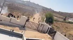 Puluhan Pemukim Israel Kepung Dua Keluarga Palestina di Desa Tepi Barat