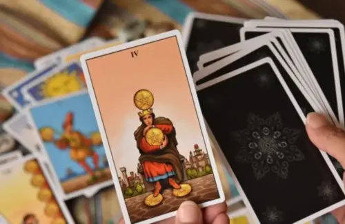 Ramalan Tarot Virgo Agustus 2026: The Hierophant Menuntun pada Kebijaksanaan