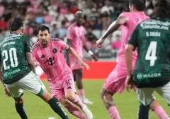 Momen Langka: Bek Leon Jhohan Romana 'Angkat' Lionel Messi Usai Gagalkan Gol