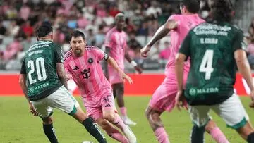 Momen Langka: Bek Leon Jhohan Romana 'Angkat' Lionel Messi Usai Gagalkan Gol