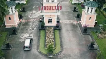 Teror Gaib Menghantui Keluarga di Perumahan Laddaland dalam Adaptasi Film Horor Thailand