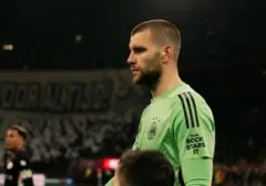 Persaingan Kiper Ajax: Paes Tetap Berjuang Meski Ter Stegen Jadi Pilihan Utama