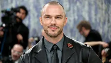 Nicholas Hoult Resmi Perankan Gilderoy Lockhart di Serial Harry Potter Season 2