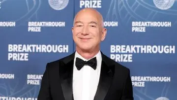 Jeff Bezos Suntik Dana Rp40 Triliun untuk Saham Minoritas Liverpool