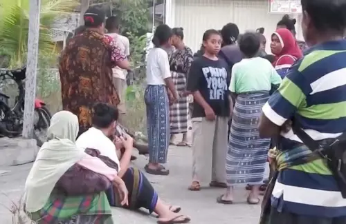 Gempa M 7,7 Guncang Nagekeo NTT, Warga Panik Berlarian Selamatkan Diri di Tengah Kerusakan Rumah