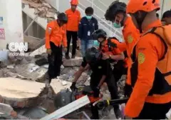 Tim SAR Lakukan Evakuasi Dramatis Korban Tertimpa Reruntuhan Gempa NTT
