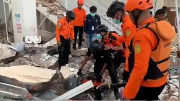 Tim SAR Lakukan Evakuasi Dramatis Korban Tertimpa Reruntuhan Gempa NTT