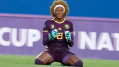 Kiper Michaely Bihina Jadi Idola, Fans Kamerun Inginkan Patung Setelah Laga Dramatis WAFCON
