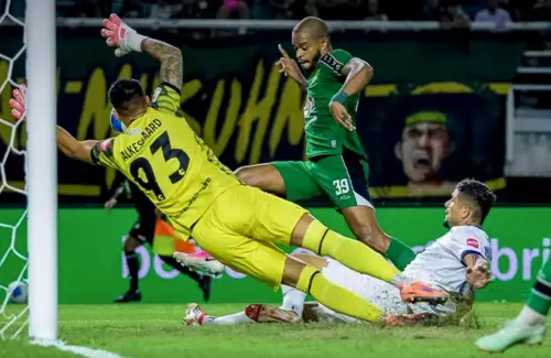 Persebaya Antisipasi Absennya Alex Martins di Super League Akibat Cedera Bahu