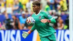 Kiper Parma Zion Suzuki Merapat ke Aston Villa, Nasib Emiliano Martinez Dipertanyakan