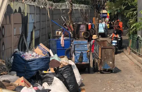 Kisah Sabik: Meraih Merdeka dari Tumpukan Sampah Jakarta Utara