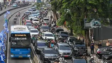 Jakarta Rayakan HUT RI ke-81 dengan Tarif Transportasi Publik Rp 8