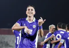 Selebrasi Unik "Gesek Biola" Luka Menalo Warnai Kemenangan Persib atas Sabah FC