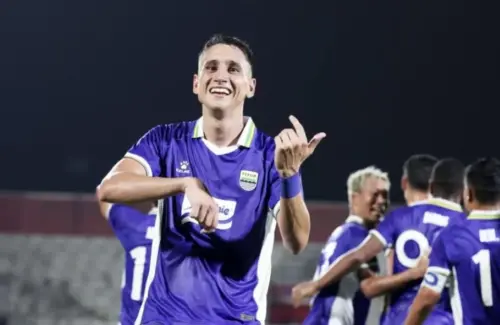 Selebrasi Unik "Gesek Biola" Luka Menalo Warnai Kemenangan Persib atas Sabah FC
