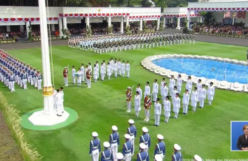Paskibraka Kibarkan Bendera Merah Putih dengan Formasi Angka 81 di Istana Merdeka