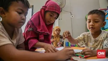 Dedikasi Tanpa Henti: Lia, Guru Honorer di Tengah Tumpukan Sampah Bekasi