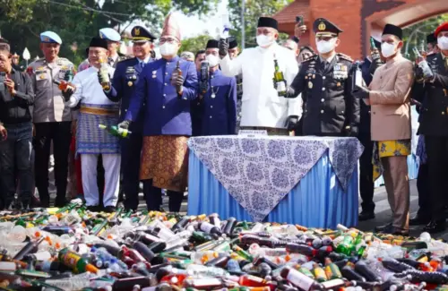 Polres Bogor Musnahkan Jutaan Obat Keras dan Ribuan Botol Miras Jelang HUT RI