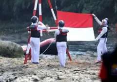 Aksi Patriotik Komunitas Ciliwung Depok Rayakan HUT RI ke-78 di Tengah Sungai
