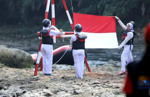 Aksi Patriotik Komunitas Ciliwung Depok Rayakan HUT RI ke-78 di Tengah Sungai