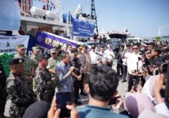 Bantuan Kemanusiaan Gempa NTT Dikirim via Kapal, Menteri Trenggono Pantau Langsung
