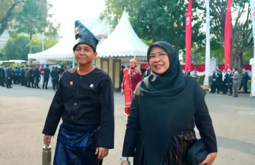 Menteri LHK Raja Juli Antoni Kenakan Baju Adat Kajang, Komitmen Lestarikan Hutan dan Budaya