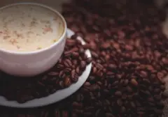 Es Kopi Pisang: Tren Minuman Kekinian dengan Klaim Nutrisi yang Perlu Ditelaah